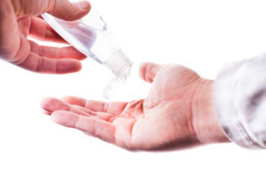gel hydro-alcoolique pour les mains isolé sur fond blanc